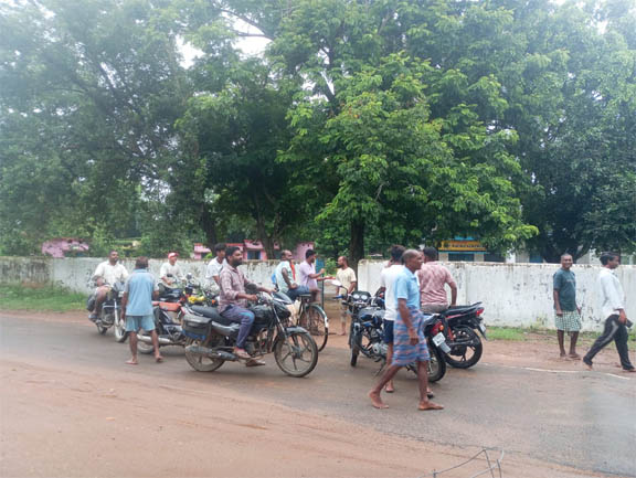 कोमाखान में सुबह-सुबह गांजा तस्करी का मामला, एक आरोपी गिरफ्तार, दूसरा फरार WebMorcha Mart sitename%