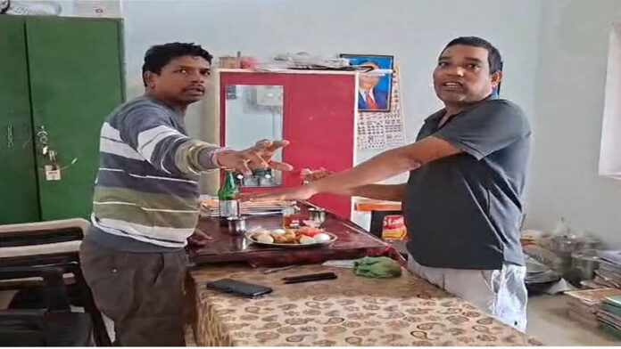 स्कूल में शराब पार्टी करना शिक्षकों को पड़ा महंगा: वीडियो वायरल होते ही दोनों निलंबित, शिक्षा विभाग की बड़ी कार्रवाई