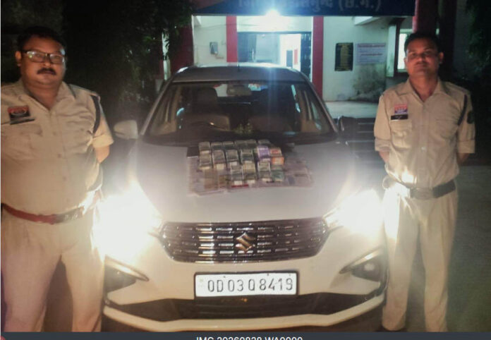 महासमुंद: बसना पुलिस की बड़ी कार्रवाई, अर्टिगा कार से ₹11.98 लाख नगद जब्त; कुल 20 लाख से अधिक का मशरूका बरामद