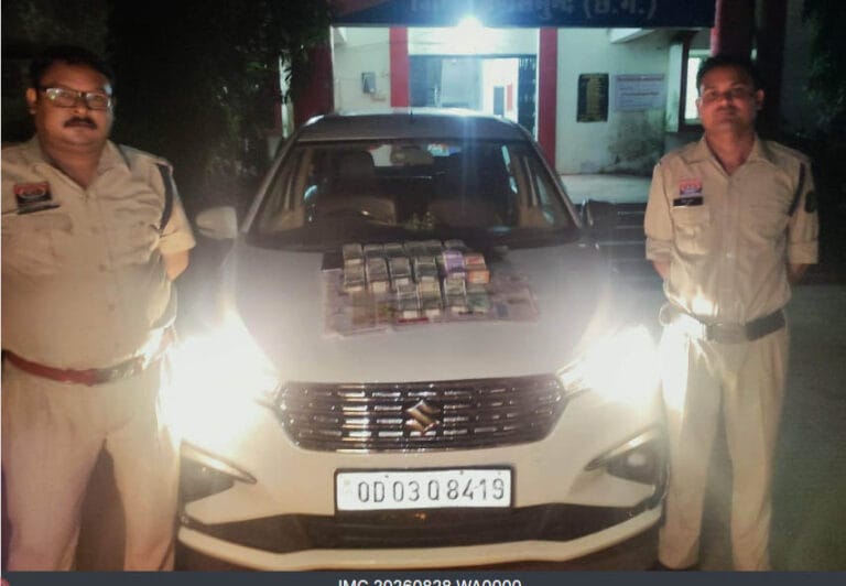महासमुंद: बसना पुलिस की बड़ी कार्रवाई, अर्टिगा कार से ₹11.98 लाख नगद जब्त; कुल 20 लाख से अधिक का मशरूका बरामद