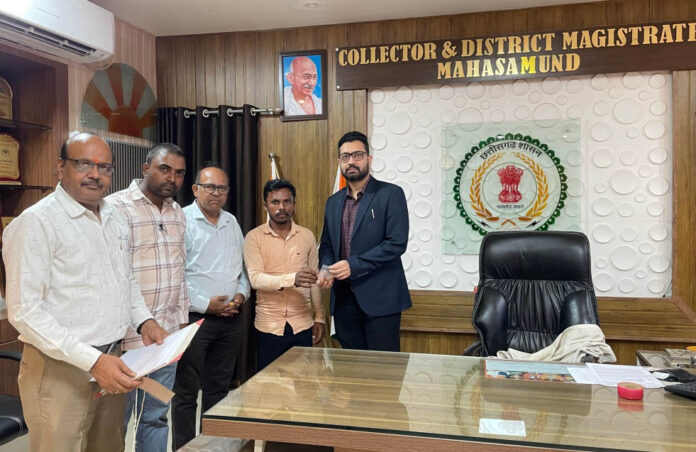 घर की खुदाई में मिला धातु खंड विजय कुम्हार ने कलेक्टर को सौंपा, सुअरमार गढ़ के इतिहास को लेकर बढ़ी जिज्ञासा