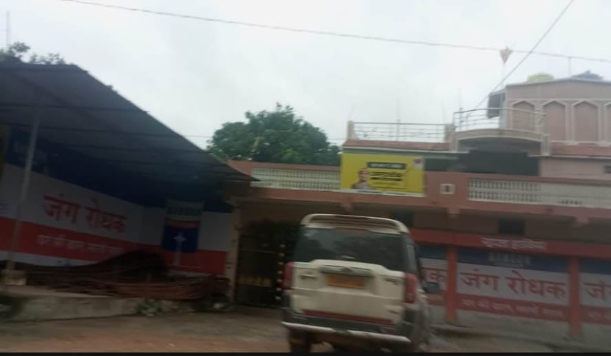 भट्ठा सरदार जगत गुप्ता के घर अलसुबह पुलिस की दबिश
