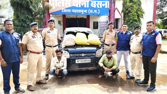 पुलिस नाकाबंदी देख तस्करों ने कार में लगाई आग, 28 किलो से ज्यादा गांजा बरामद