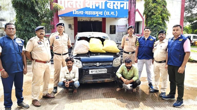 पुलिस नाकाबंदी देख तस्करों ने कार में लगाई आग, 28 किलो से ज्यादा गांजा बरामद