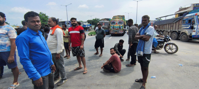 “जनप्रतिनिधियों की निष्क्रियता पर फूटा गुस्सा: 100 मीटर सड़क 3 साल से बदहाल, झलप हाईवे पर ग्रामीणों का चक्काजाम”
