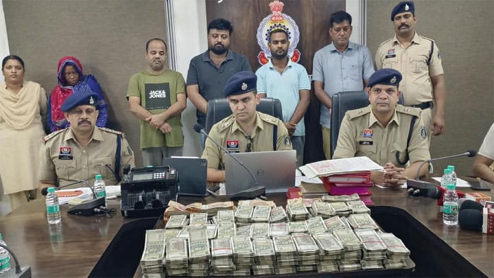 महासमुंद में मानव तस्करी सिंडिकेट पर पुलिस की बड़ी कार्रवाई, 5 आरोपी गिरफ्तार; ₹1.48 करोड़ नकद जब्त WebMorcha Mart sitename%