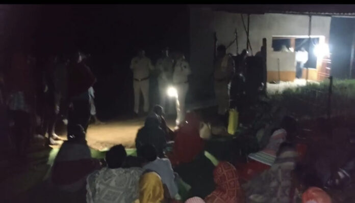 तमोरा के जंगल में वन अमले पर हमला, रेंजर समेत दो अधिकारी 5 घंटे बंधक