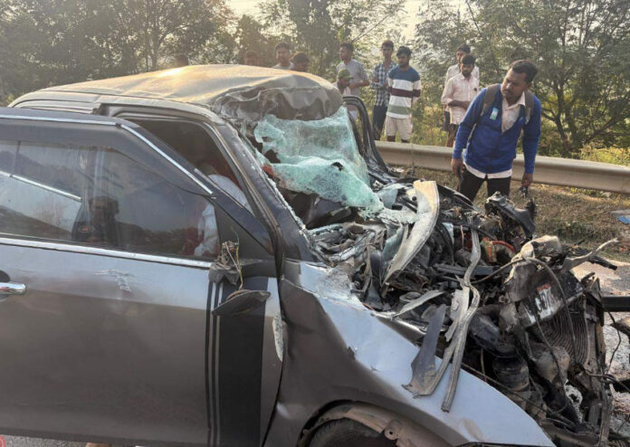 महासमुंद में भीषण सड़क हादसा: कार और ट्रक की टक्कर में दो महिलाओं की मौत, तीन घायल