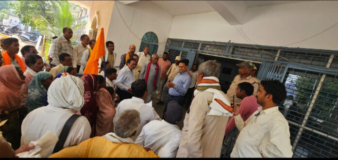 महासमुंद में किसानों से दुर्व्यवहार का आरोप, DDA को पद से हटाने किसान संघ ने कलेक्टर से की मांग