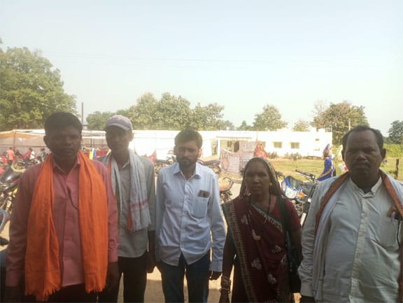 कोमाखान में नए तहसील भवन का उद्घाटन, सेवा सेतु शिविर में ग्रामीणों ने रखीं समस्याएं WebMorcha कच्ची शराब पर रोक लगाने ग्रामीणों ने दिया आवेदन इसी दौरान एक अन्य ग्राम पंचायत के सरपंच और गांव के वरिष्ठ नागरिक भी कच्ची शराब की समस्या को लेकर शिविर में पहुंचे। सरपंच गैदी बाई, सरपंच प्रतिनिधि प्रेमसिंह कंवल सिन्हा, हीरालाल सिन्हा, ईश्वर सिन्हा सहित ग्राम प्रमुख एवं ग्रामीणों ने कलेक्टर को आवेदन सौंपा