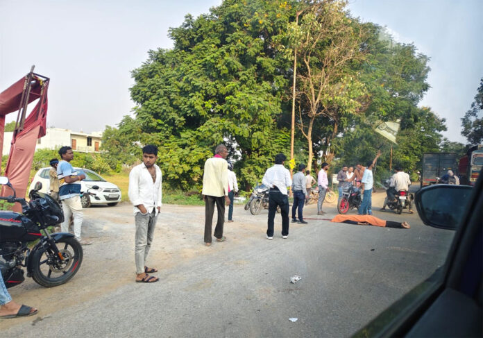 महासमुंद शहर के खरोरा में दर्दनाक हादसा, ओवरटेक करते क्रेटा से भिड़ी बाइक; 18 वर्षीय युवक की मौत